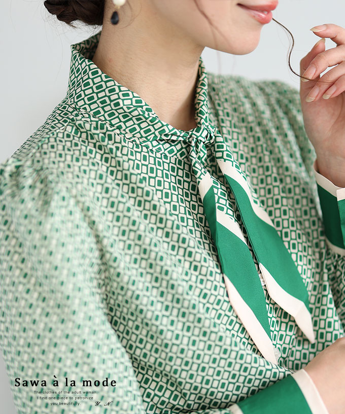 艶やかグリーンの幾何学柄ボウタイ襟ブラウス レディース ファッション