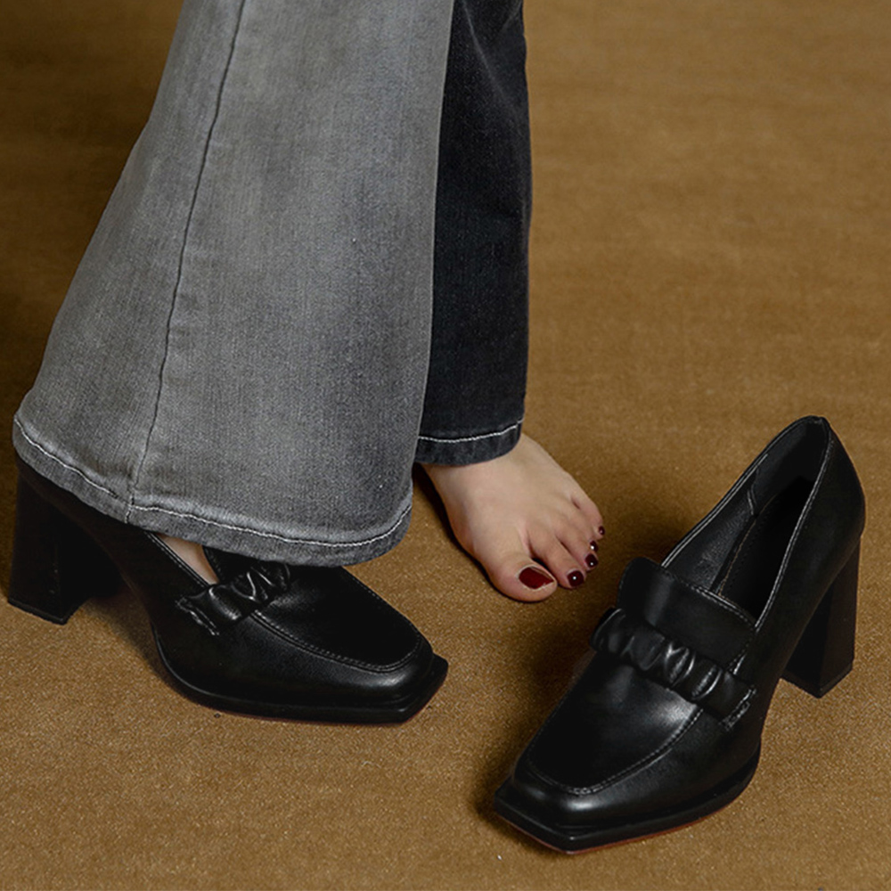 ロックスタッズ カーフスキン ローファー for ウィメンズ インチ ブラック | Valentino JP