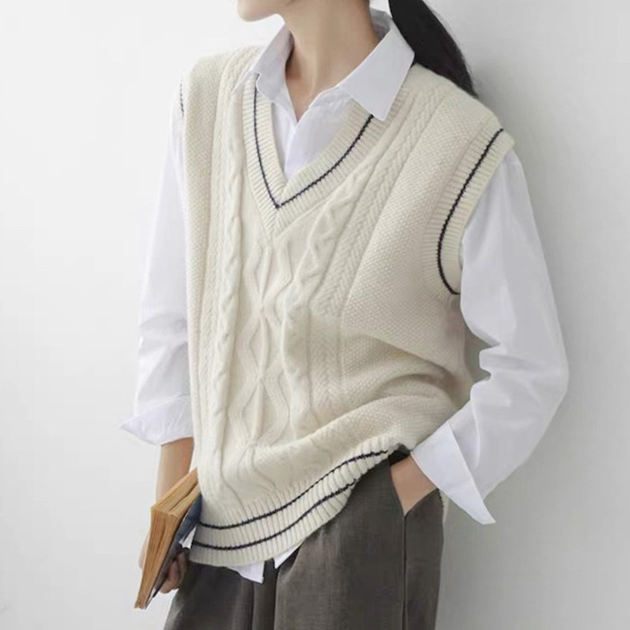 レトロ感が可愛いライン入りVネックベスト 冬 韓国[品番：MSDL0002550]｜maison de  LATIR（メゾンドラティール）のレディースファッション通販｜SHOPLIST（ショップリスト）