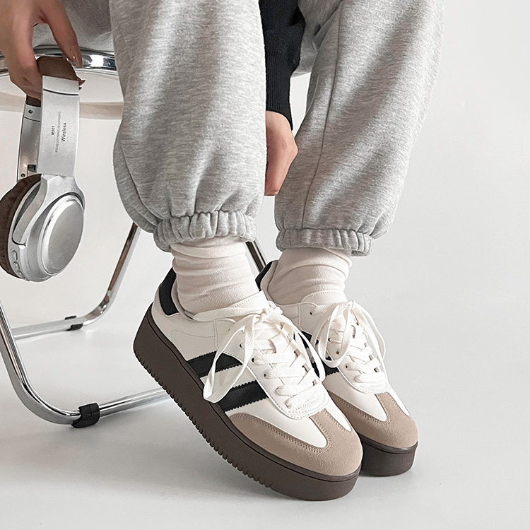 Shoes in Closet スニーカーのサムネイル