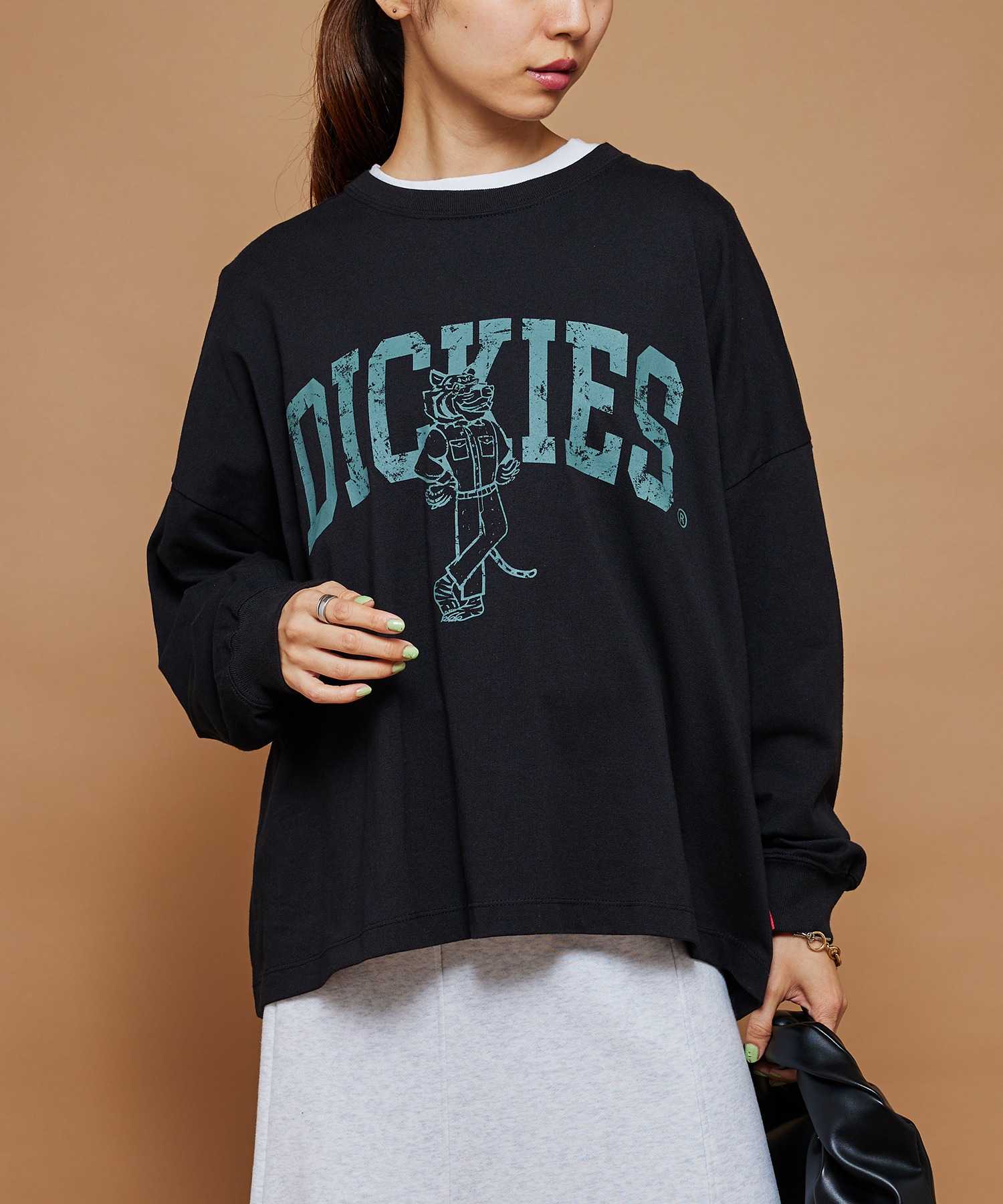 【Dickies】ワイドシルエットロゴプロント長袖Tシャツ 2487-4703