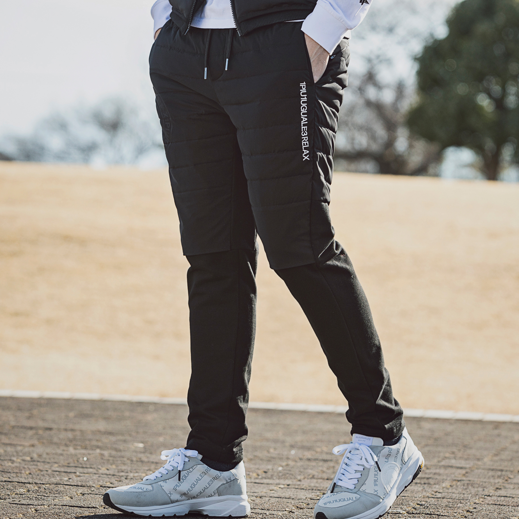 1PIU1UGUALE3 RELAX サークルロゴパデッドパンツ[品番：SHNM0003780  